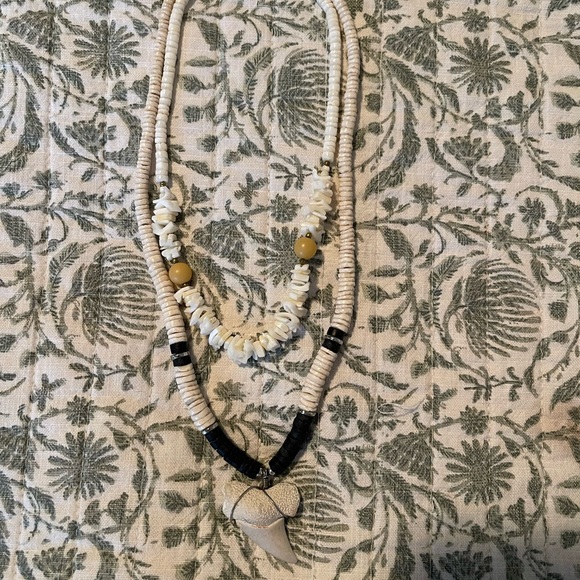 2 pooka shell necklace’s with shark tooth - Picture 1 of 7